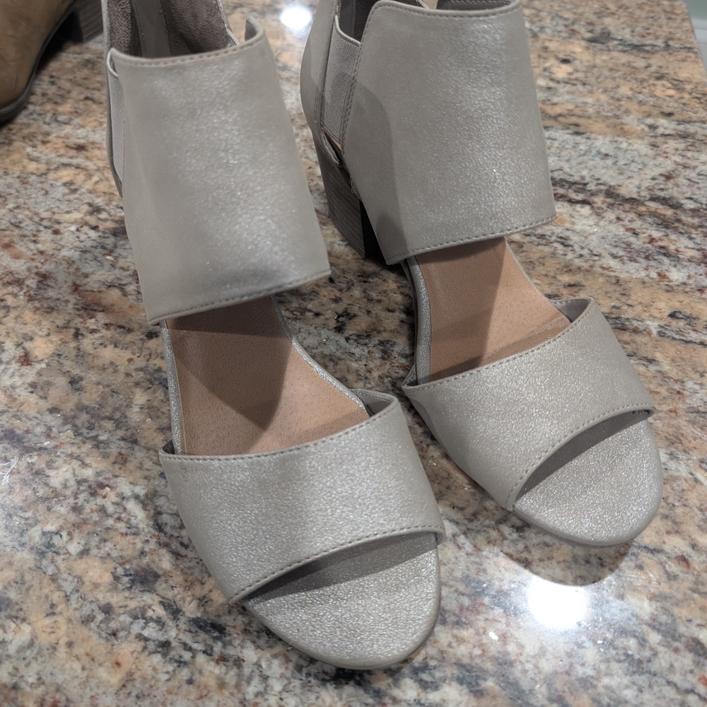 Elegant Women's Cream Sandals